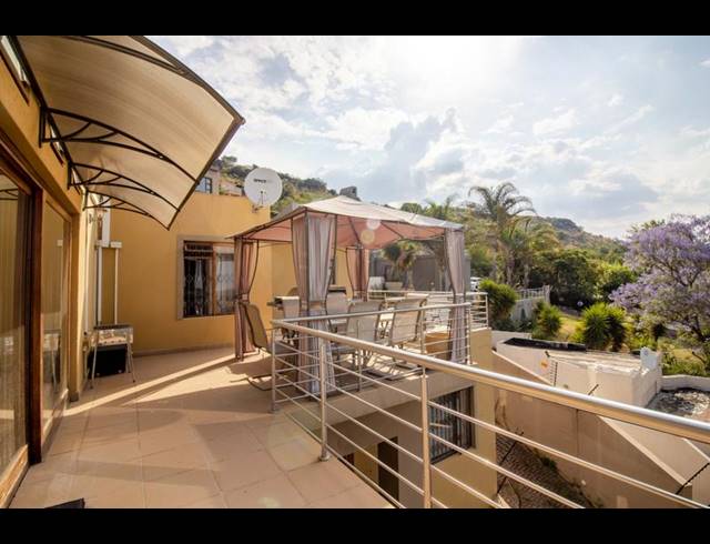 4 BEDROOM HOUSE FOR SALE IN CONSTANTIA KLOOF